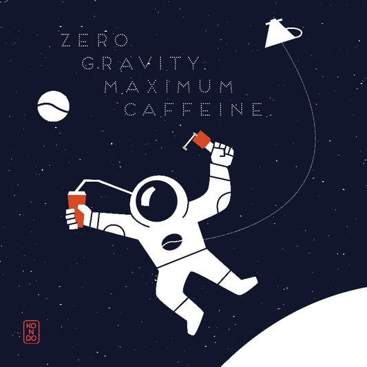 Fine art de Daniel Kondo da série Café, com astronauta em gravidade zero segurando café no espaço, acompanhada da frase “Zero Gravity Maximum Caffeine”.