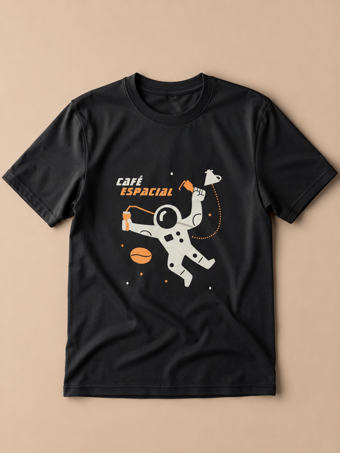 camista preta com astronauta branco tomando um café. lettering escrito Café Espacial